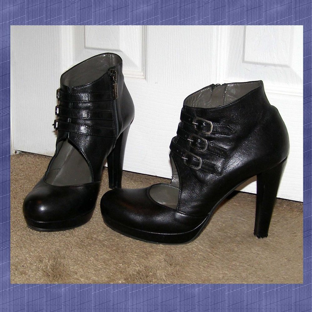 EUC size 39 US 8.5 Bruno Magli Black Leather platform pumps